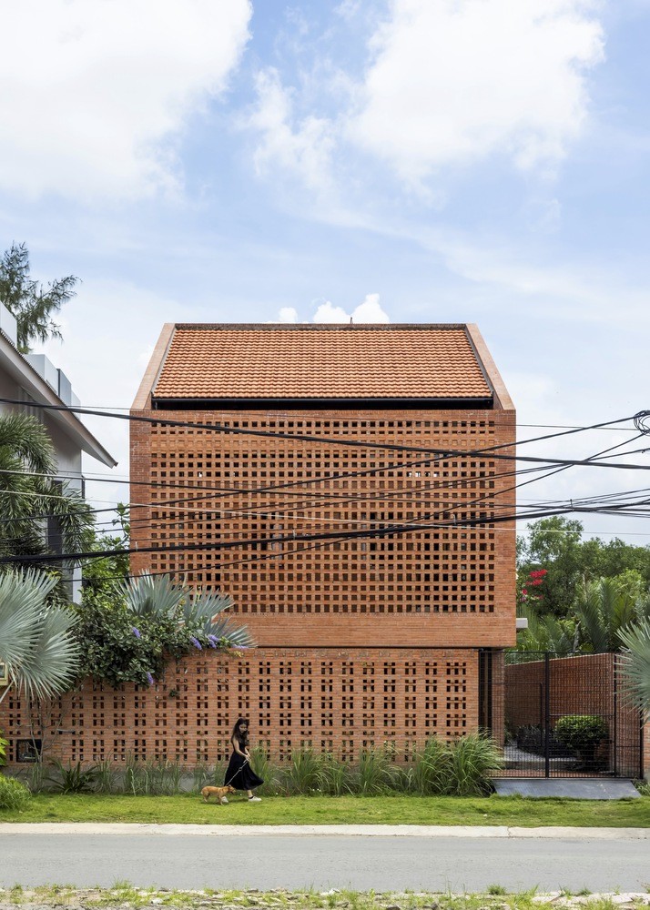 Ngôi nhà được thiết kế với mái dốc (Ảnh: ArchDaily)